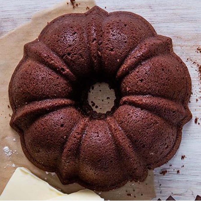 Gingerbread pound cake in the shape of a bundt finished off with a kiss of rum sauce. Serves 12. Packaged in our signature yellow and white striped gift box with a blue bow.